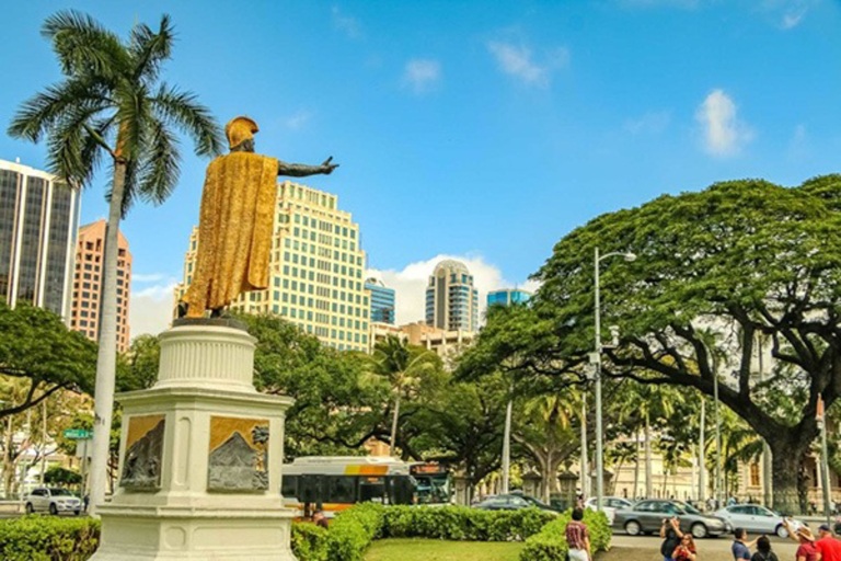 Kamehameha Statue Facing Iolani Palace Honolulu Slider 