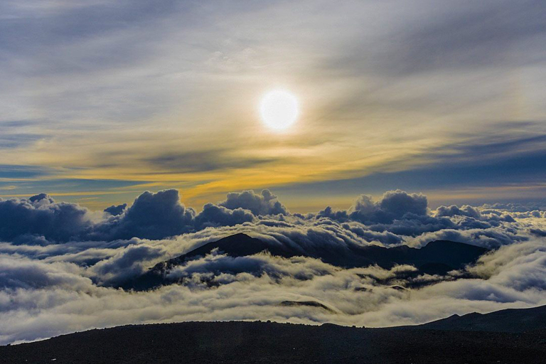 Bikemaui Self Guided Sunrise Bike Tours Seeing The Sunrise From The Summit Of Haleakala Bike Maui