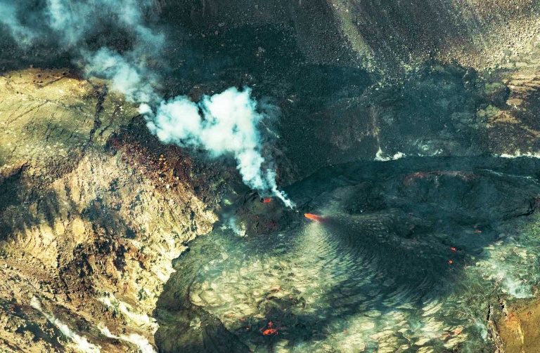 helicopter kilauea volcano west vent lava big island hawaii